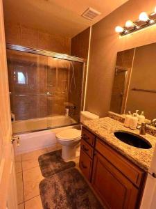 uma casa de banho com um lavatório, um WC e um chuveiro em J’s amazing pool and hot Jaccuzi sweet house em Las Vegas