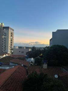 a view of a city with buildings and roofs at Homeoffice Central 1 quarto 1 cama de casal banheiro privativo in Alfenas