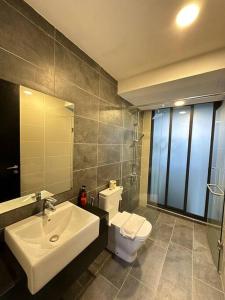 Koupelna v ubytování Almas Suites 2Pax Studio 100mbps! Netflix By STAY