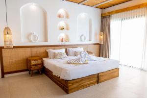 ein Schlafzimmer mit einem großen Bett in einem Zimmer in der Unterkunft Shanti Boutique Retreat in Tanah Lot