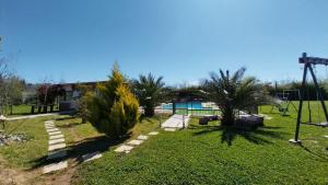 un patio trasero con piscina y palmeras en Escapada romántica, en Pirque