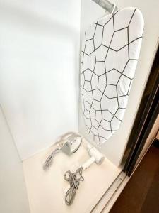 een badkamerwastafel met een hartvormige spiegel en een paar sleutels bij Almas Couple Cozy Studio 100mbps! Netflix By STAY in Nusajaya +21 foto's