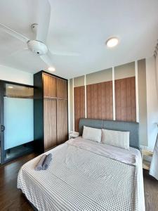 een slaapkamer met een groot bed met een plafond bij Almas Couple Cozy Studio 100mbps! Netflix By STAY in Nusajaya