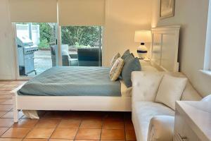 - une chambre avec un lit et un canapé dans l'établissement Cozy Home near Beach and Racetrack, à Solana Beach