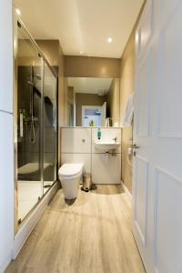a bathroom with a toilet and a shower and a sink at The Spires Serviced Apartments Edinburgh in Edinburgh