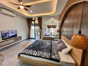 a bedroom with a bed and a ceiling fan at Gió Homestay - Pleiku in Pleiku