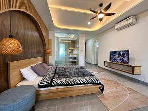 a bedroom with a bed and a ceiling fan at Gió Homestay - Pleiku in Pleiku