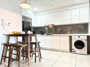 依斯干達公主城的住宿－2113 Almas Suites Studio100mbps! Netflix By STAY，厨房配有桌椅和洗衣机。