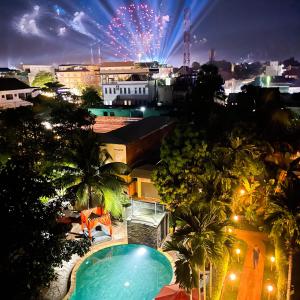een uitzicht op de stad 's nachts met vuurwerk bij Central Privilege Hotel in Siem Reap