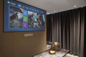 Μια τηλεόραση ή/και κέντρο ψυχαγωγίας στο East Maple Hotel Apartment - Guangzhou Financial City Sanxi Metro Station