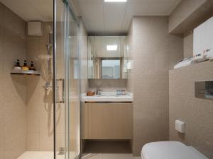 Ένα μπάνιο στο East Maple Hotel Apartment - Guangzhou Financial City Sanxi Metro Station