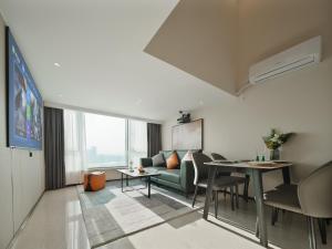 Μια τηλεόραση ή/και κέντρο ψυχαγωγίας στο East Maple Hotel Apartment - Guangzhou Financial City Sanxi Metro Station