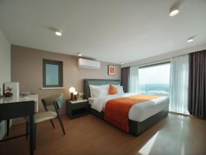 Ένα ή περισσότερα κρεβάτια σε δωμάτιο στο East Maple Hotel Apartment - Guangzhou Financial City Sanxi Metro Station