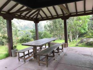 una mesa de picnic y un banco bajo un pabellón en Casa campestre - Villa de Leyva, en Villa de Leyva
