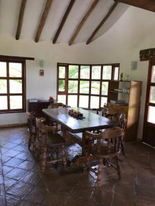 comedor con mesa de madera y sillas en Casa campestre - Villa de Leyva, en Villa de Leyva