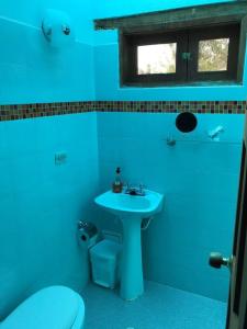 Baño azul con lavabo y aseo en Casa campestre - Villa de Leyva, en Villa de Leyva
