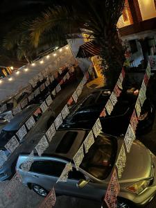 rząd samochodów zaparkowanych na parkingu w obiekcie Hotel Huasca Terrazza w mieście Huasca de Ocampo