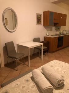 a kitchen with a table and two chairs and a table at Appartamento monolocale in Iseo