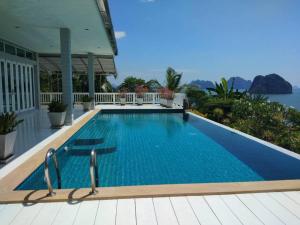 een zwembad in het midden van een huis bij The Sunny Hill Pool Villa 180° Panoramic Sea View 