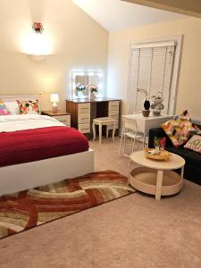 una camera con letto, divano e tavolo di LONDON HEATHROW GLAMOUR MANSION HOUSE a Uxbridge