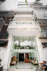 budynek z napisem, który czyta tańczący hotel zimowy w obiekcie Quang Minh Riverside Hotel Danang w mieście Da Nang