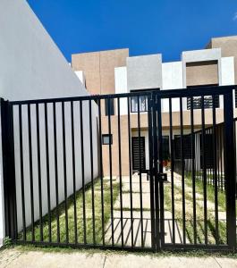 una puerta negra frente a un edificio en Alojamiento completo, en San Isidro de los López