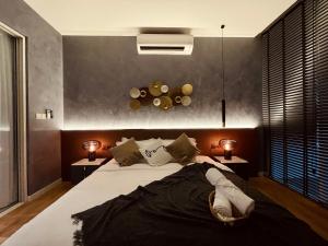 a bedroom with a large bed and two lamps at Designer Suite Quill Residence by Hausome in Kuala Lumpur