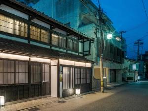 een gebouw met lichten aan de straatkant bij Hotori Machiya House in Kanazawa