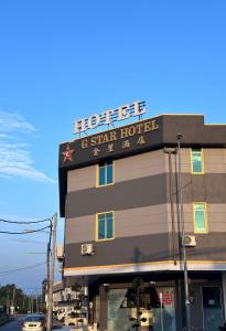 un hotel estrella con un cartel encima en G Star Hotel, en Pantai Remis