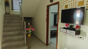 TV a/nebo společenská místnost v ubytování Sri Krishna Cottage