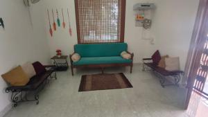 Posezení v ubytování Sri Krishna Cottage