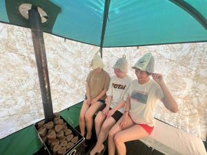 富士河口湖的住宿－HOSHIFULL DOME FUJI，坐在船背上的三个年轻人