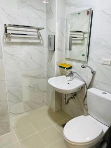 東港的住宿－倆倆民宿，白色的浴室设有卫生间和水槽。