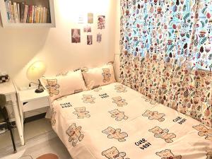 1 dormitorio con 1 cama con manta de oso de peluche en vintage room RED PANDA GUESTHOUSE, en Seúl