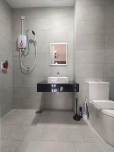 La salle de bains est pourvue d'une douche, d'un lavabo et de toilettes. dans l'établissement Skytree A0902-(1) in Foodie City, à Johor Bahru