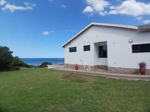 uma casa branca com o oceano ao fundo em Shotleft on Wye RD em Margate