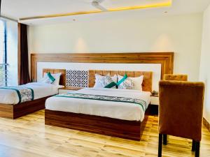 een slaapkamer met 2 bedden in een kamer bij Hotel White house near Golden Temple in Amritsar