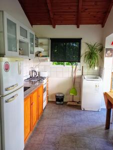 uma cozinha com um frigorífico branco e uma janela em Casa con jardín - Circuito Chico, Bariloche em San Carlos de Bariloche