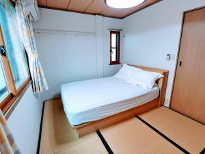 a small bedroom with a bed in a small room at Oasis Aoto in Tokyo