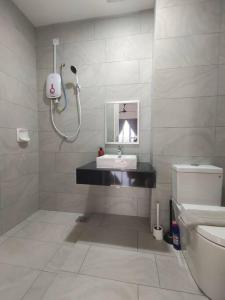 uma casa de banho com um chuveiro, um lavatório e um WC. em Skytree A0802-(1) Netflix Aeon ByStay em Johor Bahru