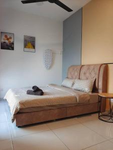 um quarto com uma cama com um gato sentado nela em Skytree A0802-(1) Netflix Aeon ByStay em Johor Bahru