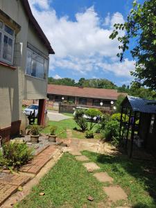 a garden in front of a building at PMB Backpackers Lodge in Pietermaritzburg