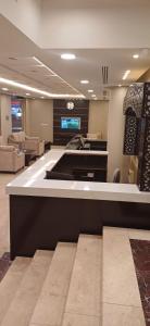 a lobby with a waiting room with a reception counter at ريف الخرج 2 للشقق الفندقية in Al Kharj