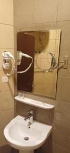 a bathroom with a sink and a mirror at ريف الخرج 2 للشقق الفندقية in Al Kharj