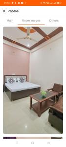 Happy family homestay في Ayodhya: غرفة بسرير وطاولة قهوة
