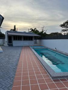 Πισίνα στο ή κοντά στο Rosz Homestay Kuala nerang