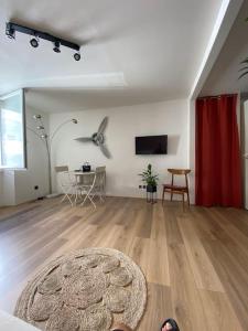 een woonkamer met een tafel en een rood gordijn bij Studio Marseille centre in Marseille