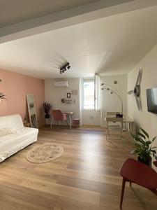 een woonkamer met een wit bed en een tafel bij Studio Marseille centre in Marseille