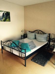 Кровать или кровати в номере A & J Ferienwohnung Hirsch