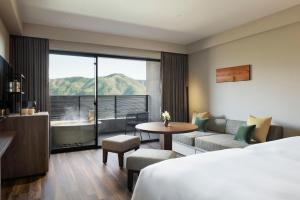 Habitación de hotel con cama y habitación con bañera en Laforet Hakone Gora Yunosumika, en Hakone